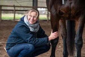 Jeanette bei der Behandlung eines Pferdebein
